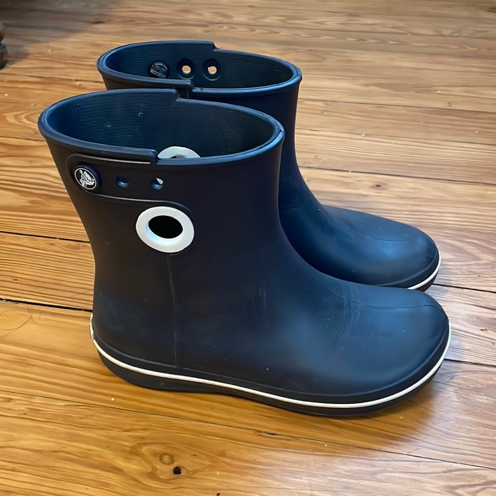 Crocs women’s rain boots, jaunt shorty, navy, size 6